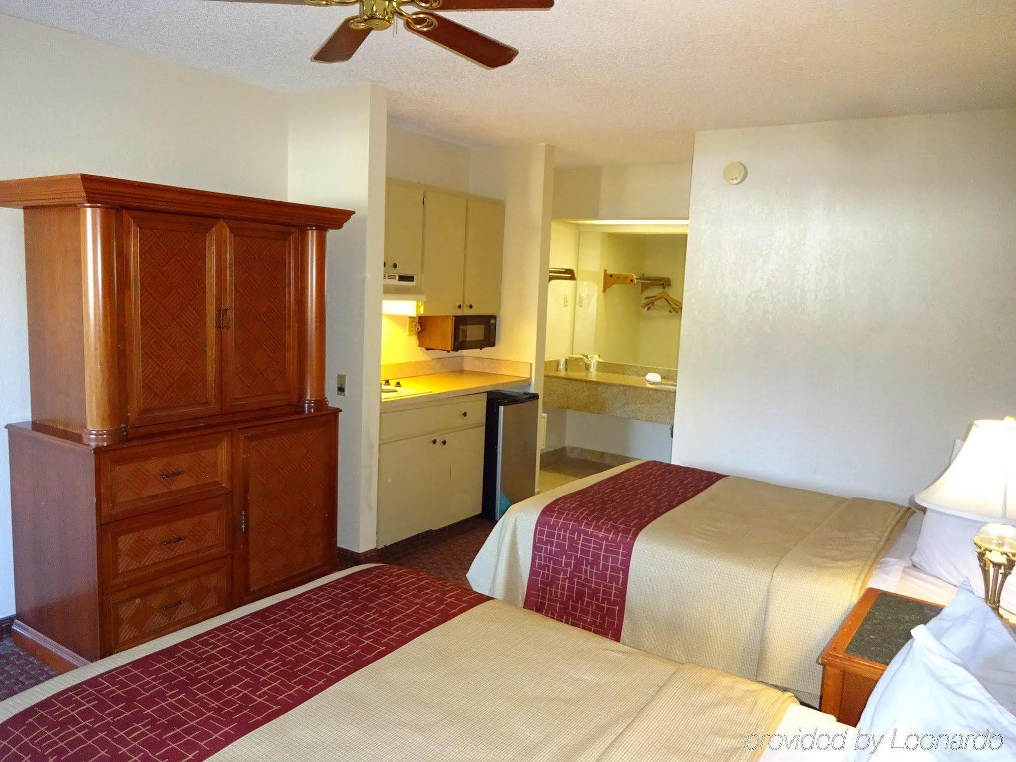 Red Roof Inn & Suites Statesboro - University Esterno foto